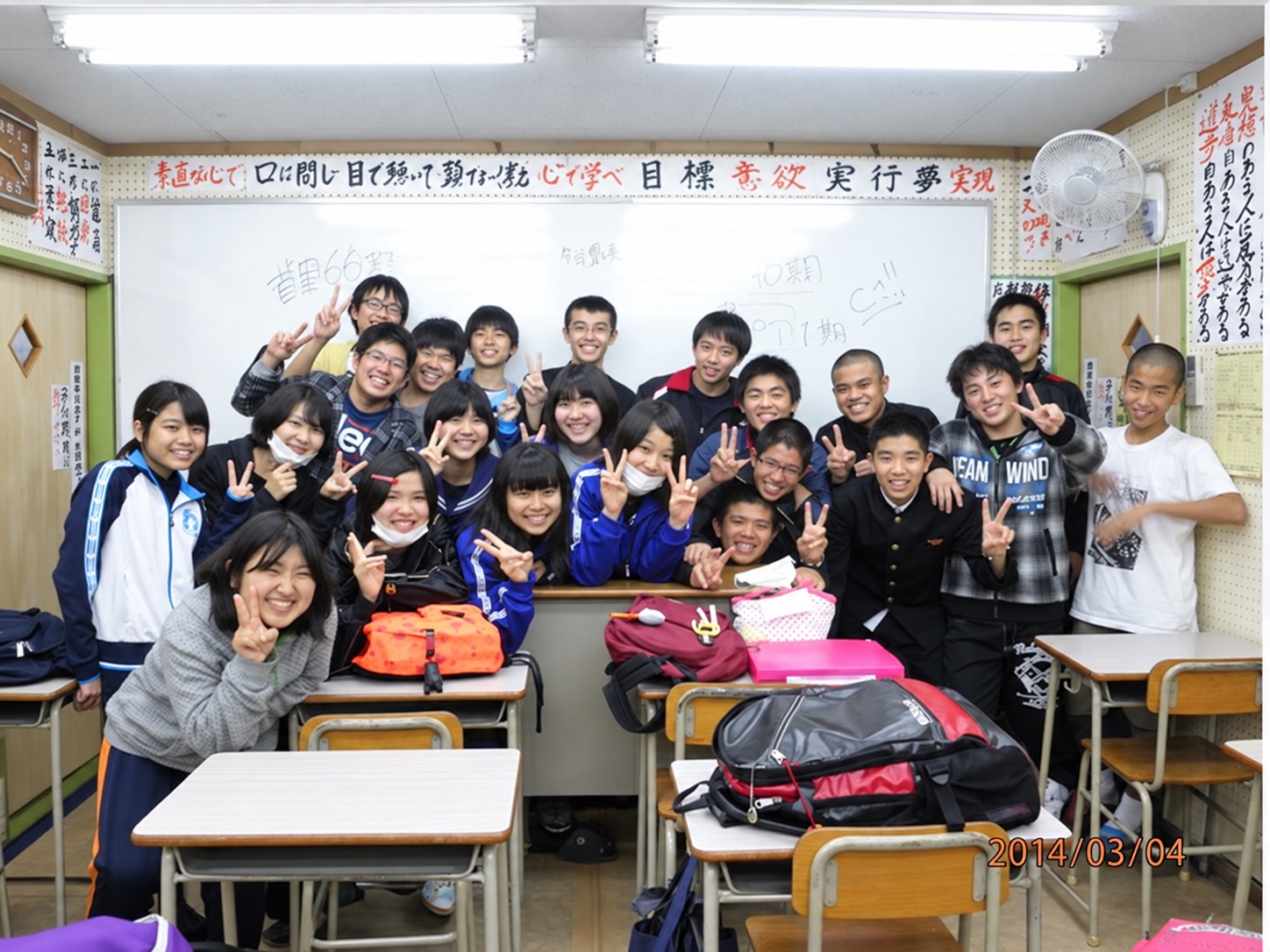 教室で笑顔を見せる生徒たち