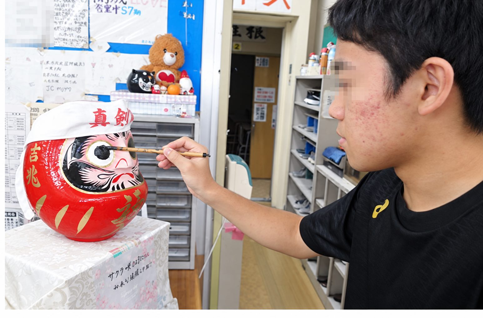 だるまに目を入れる生徒