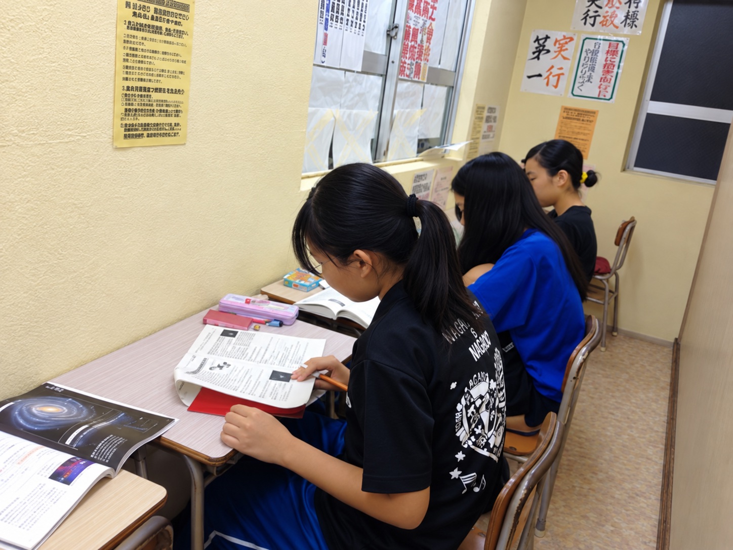 授業後、自習室で学習する生徒たち