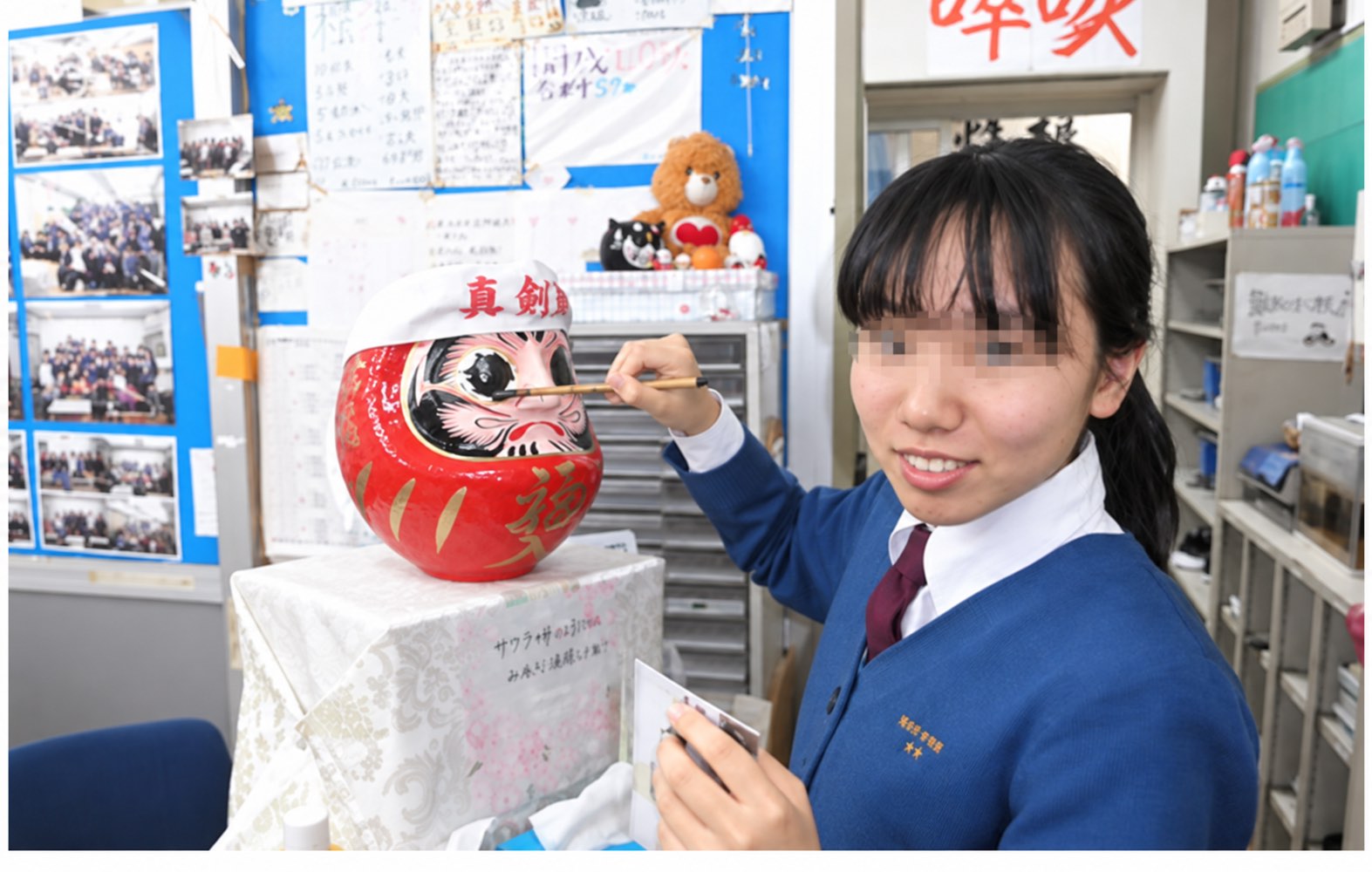 だるまに目を入れる生徒