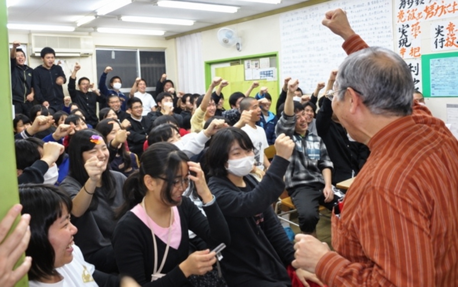 開成進学塾での桃原塾頭と生徒たち