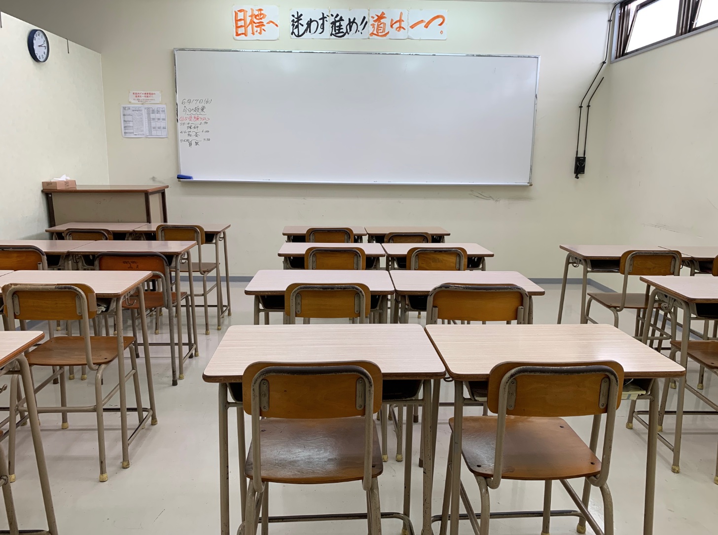 育秀庵の教室。机と椅子が並ぶ落ち着いた学習空間